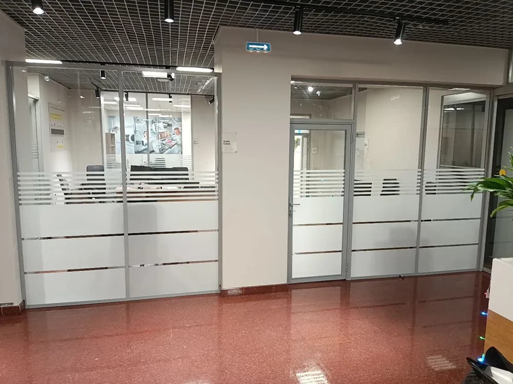 Установка декоративной пленки White Matt с плоттерной резкой, г. Москва, Средний Тишинский переулок, д. 28 — тонировка окон плёнкой White Matt (Белый матовый) с плоттерной резкой в Москве